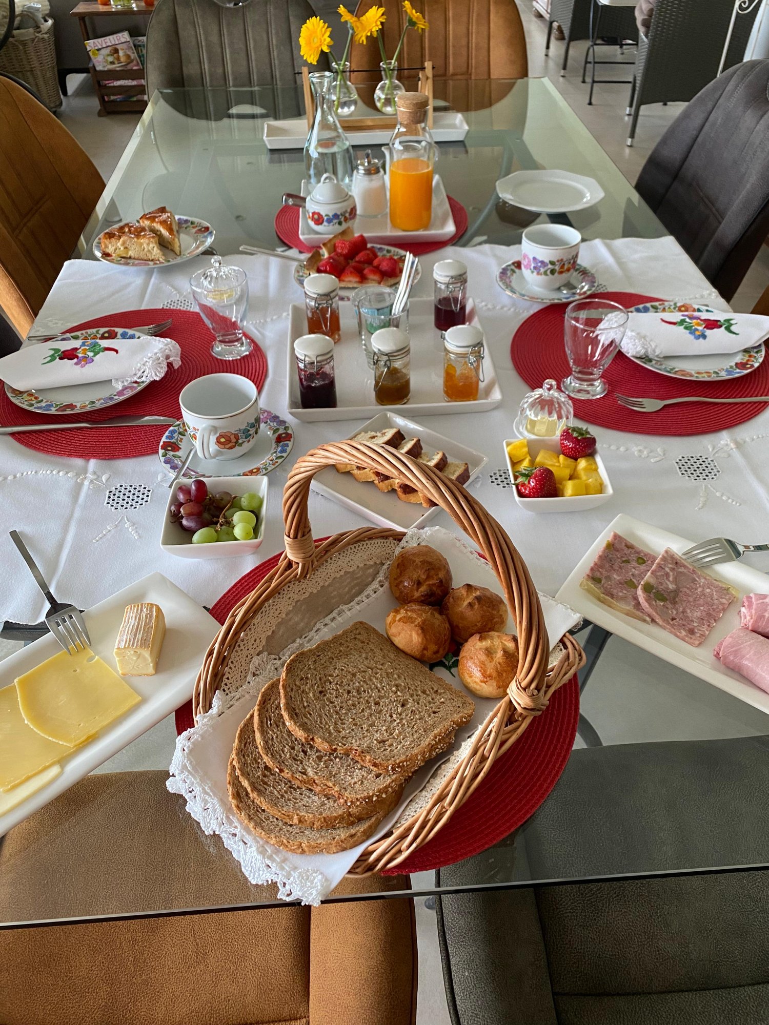 Petit-déjeuner dressé sur la table familiale