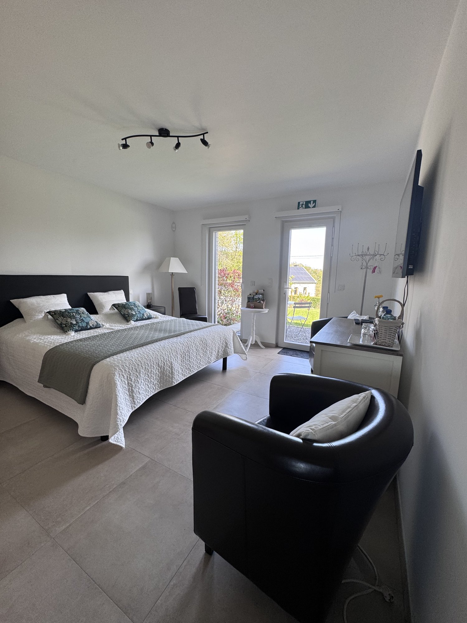 Chambre principale avec lit double 180
